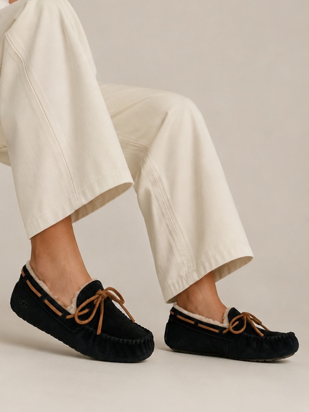 UGG Women’s Dakota Black Suede Shearling Moccasin Slippers Loafers size 6